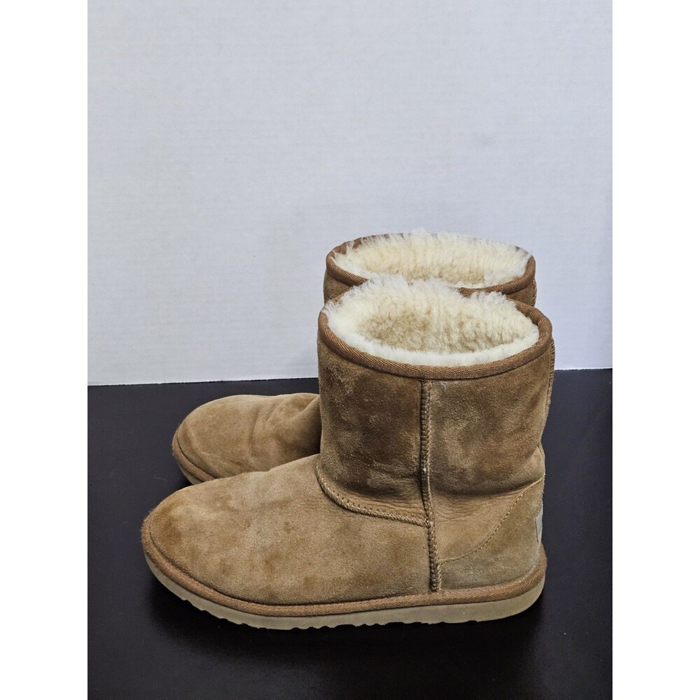 UGG Australia Classic Short II Boots for Women, Size 5 - Chestnut